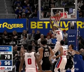 500万网彩票-奥萨尔斜着身子空接暴扣，砍下8分4篮板4助攻2抢断2盖帽